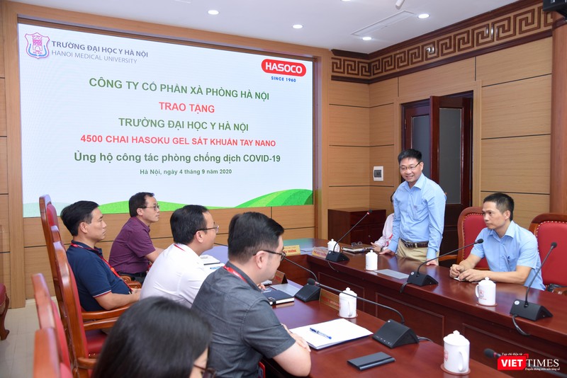 Ông Đỗ Huy Lập - Giám đốc Công ty Cổ phần Xà phòng Hà Nội (đứng) phát biểu tại buổi trao tặng nước rửa tay sát khuẩn (Ảnh: Văn Trọng) Ông Đỗ Huy Lập - Giám đốc Công ty Cổ phần Xà phòng Hà Nội (đứng) phát biểu tại buổi trao tặng nước rửa tay sát khuẩn (Ảnh: Văn Trọng)