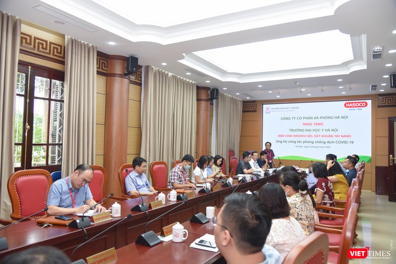 Toàn cảnh buổi trao tặng 4.500 chai nước sát khuẩn (Ảnh: Văn Trọng) Toàn cảnh buổi trao tặng 4.500 chai nước sát khuẩn (Ảnh: Văn Trọng)