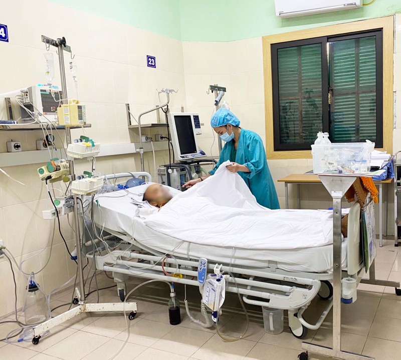 Bệnh nhân N.Q.T, 33 tuổi, ở Thanh Hóa đang được chăm sóc tích cực tại Trung tâm Tim mạch và lồng ngực, Bệnh viện Hữu nghị Việt Đức (Ảnh: BVCC) Bệnh nhân N.Q.T, 33 tuổi, ở Thanh Hóa đang được chăm sóc tích cực tại Trung tâm Tim mạch và lồng ngực, Bệnh viện Hữu nghị Việt Đức (Ảnh: BVCC)
