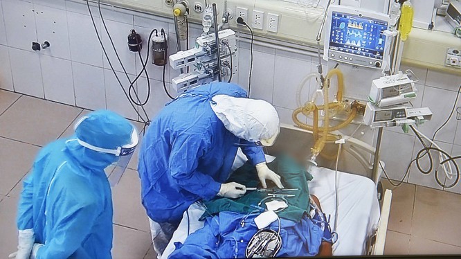 Các bác sĩ tại Khoa Hồi sức tích cực chăm sóc cho bệnh nhân 1045 (Ảnh: Văn Phong) Các bác sĩ tại Khoa Hồi sức tích cực chăm sóc cho bệnh nhân 1045 (Ảnh: Văn Phong)