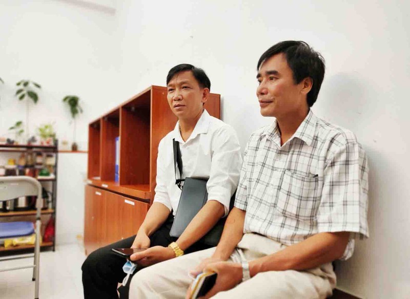 Anh Vũ Trí Lực - anh trai bệnh nhân Vũ Trí Sức (trái) và chú Nguyễn Văn Sang - chú của bệnh nhân Sức (phải) đều ủng hộ việc hiến tạng cứu người (Ảnh: BVCC)