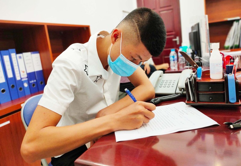 Cháu Mạnh ký vào đơn đăng ký hiến mô, tạng thay mẹ (Ảnh: BVCC)