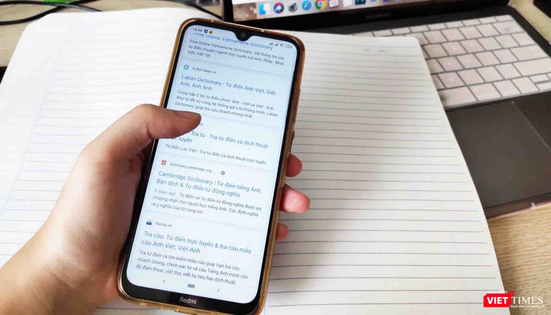 Học sinh dùng điện thoại phục vụ cho nhu cầu học tập (Ảnh: Minh Thúy) Học sinh dùng điện thoại phục vụ cho nhu cầu học tập (Ảnh: Minh Thúy)