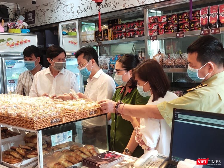 Kiểm tra cơ sở kinh doanh bánh trung thu Anh Hòa (Ảnh: Minh Thúy) Kiểm tra cơ sở kinh doanh bánh trung thu Anh Hòa (Ảnh: Minh Thúy)