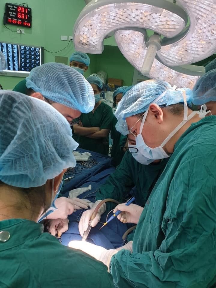 Các bác sĩ phẫu thuật loạt bỏ chiếc kéo ở cổ bệnh nhi (Ảnh: BVCC)