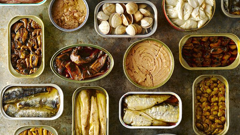 Thịt cá, hải sản đóng hộp cần được nấu chín kỹ trở lại trước khi ăn.