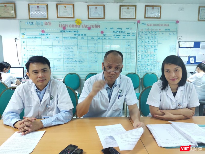 Từ trái sang: BS. Lê Thanh Dũng, BS. Nguyễn Hồng Hà, BS. Trần Thị Thanh Huyền thông tin về tình hình bệnh nhân (Ảnh: Minh Thúy) Từ trái sang: BS. Lê Thanh Dũng, BS. Nguyễn Hồng Hà, BS. Trần Thị Thanh Huyền thông tin về tình hình bệnh nhân (Ảnh: Minh Thúy)