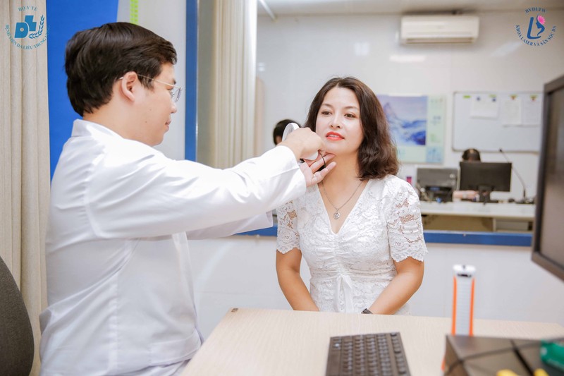 BSCKII. Nguyễn Tiến Thành khám bệnh cho bệnh nhân (Ảnh: BVCC) BSCKII. Nguyễn Tiến Thành khám bệnh cho bệnh nhân (Ảnh: BVCC)