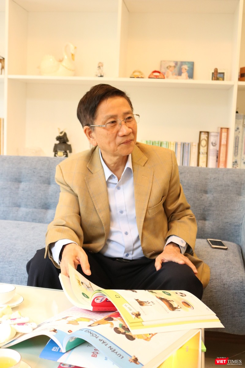 GS. Nguyễn Minh Thuyết bên cuốn SGK Tiếng Việt 1 Cánh Diều (Ảnh: Minh Thúy)