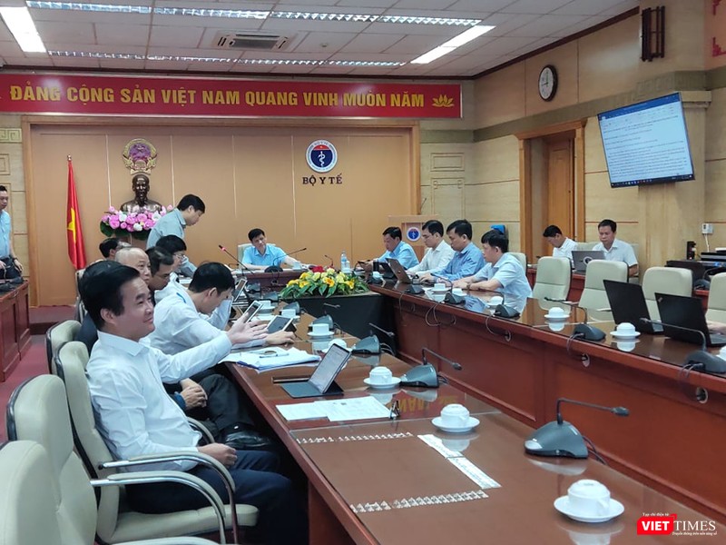 Quyền Bộ trưởng Bộ Y tế Nguyễn Thanh Long chủ trì cuộc họp trực tuyến về công tác phòng, chống dịch COVID-19 (Ảnh: Minh Thúy)