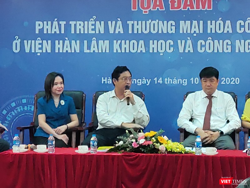 TS. Phạm Hồng Quất – Cục trưởng Cục Phát triển thị trường – Doanh nghiệp và khoa học công nghệ (áo trắng cầm mic ở giữa) (Ảnh: Minh Thúy) TS. Phạm Hồng Quất – Cục trưởng Cục Phát triển thị trường – Doanh nghiệp và khoa học công nghệ (áo trắng cầm mic ở giữa) (Ảnh: Minh Thúy)
