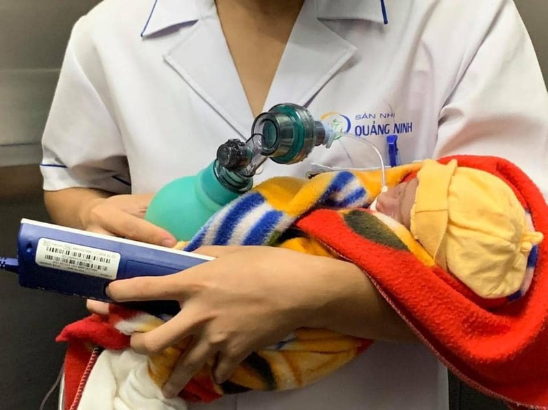 Bé khi được chuyển tới Bệnh viện Sản Nhi Quảng Ninh (Ảnh: BVCC) Bé khi được chuyển tới Bệnh viện Sản Nhi Quảng Ninh (Ảnh: BVCC)
