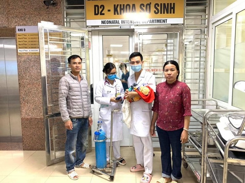 Các bác sĩ tại Khoa Sơ sinh điều trị cho bệnh nhi (Ảnh: BVCC) Các bác sĩ tại Khoa Sơ sinh điều trị cho bệnh nhi (Ảnh: BVCC)