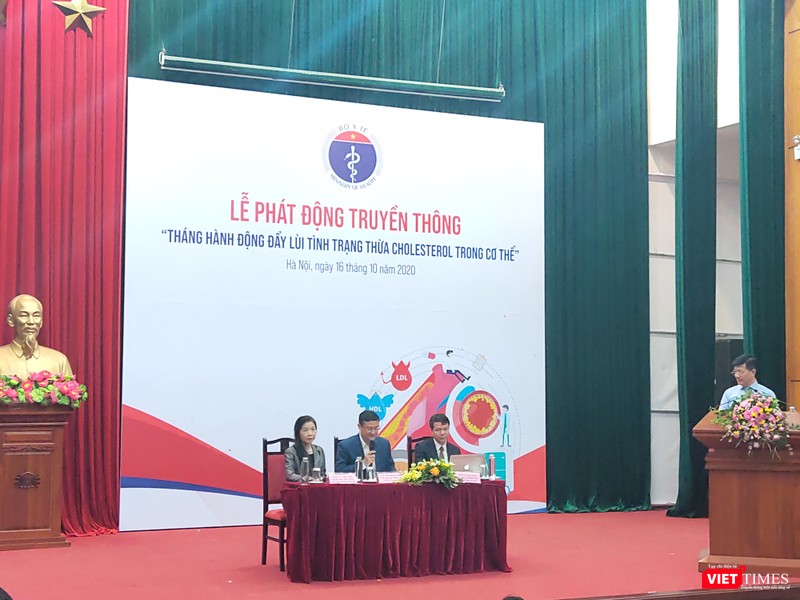 Các chuyên gia trao đổi về tình trạng thừa cholesterol trong cơ thể (Ảnh: Minh Thuý) Các chuyên gia trao đổi về tình trạng thừa cholesterol trong cơ thể (Ảnh: Minh Thuý)