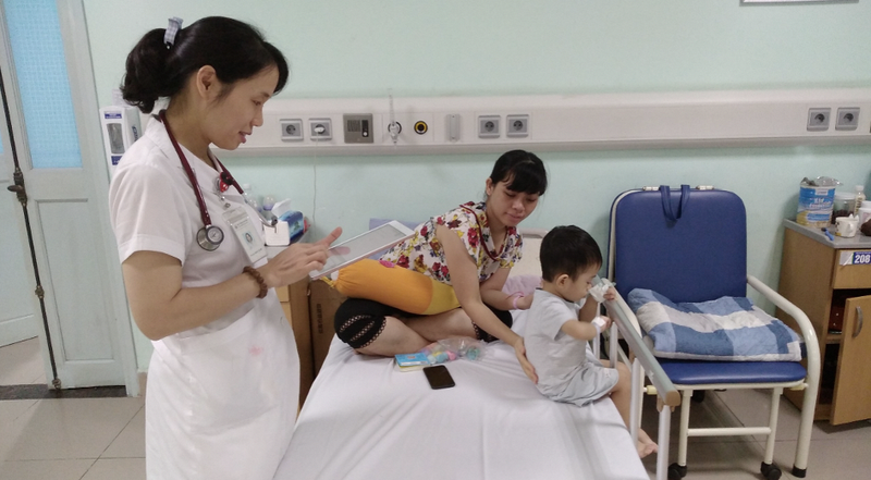 Bác sĩ chăm sóc và theo dõi bệnh nhi, ghi nhận phiếu chăm sóc trên phần mềm di động (Ảnh: BVCC) Bác sĩ chăm sóc và theo dõi bệnh nhi, ghi nhận phiếu chăm sóc trên phần mềm di động (Ảnh: BVCC)