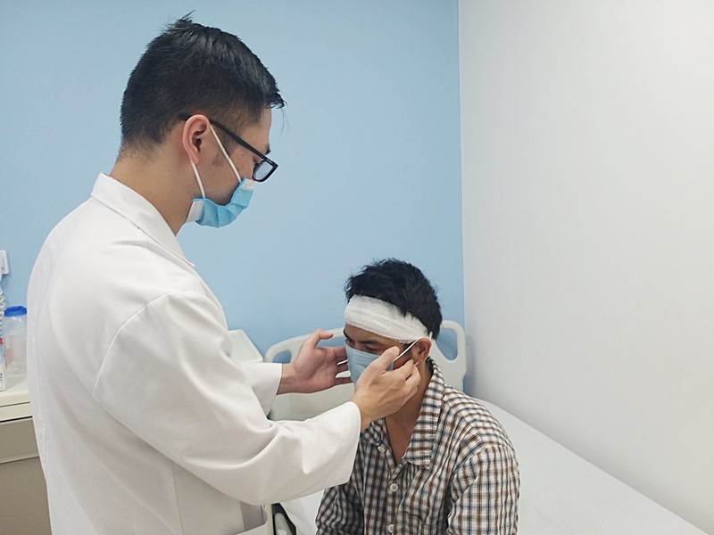 Bác sĩ khám bệnh cho bệnh nhân (Ảnh: BVCC) Bác sĩ khám bệnh cho bệnh nhân (Ảnh: BVCC)