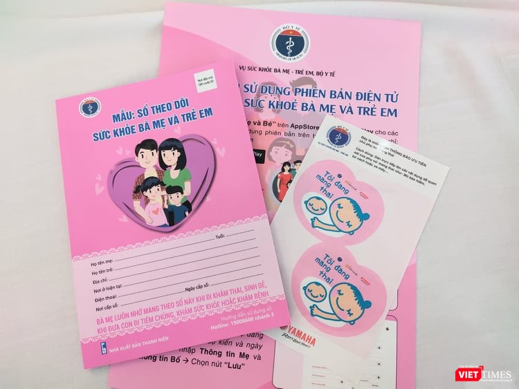 Sổ theo dõi sức khoẻ bà mẹ và trẻ em (Ảnh: Minh Thuý) Sổ theo dõi sức khoẻ bà mẹ và trẻ em (Ảnh: Minh Thuý)