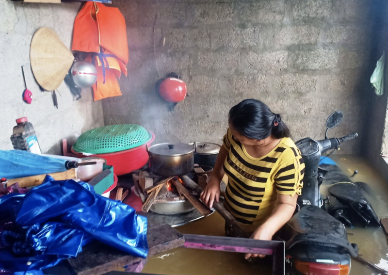 Nấu ăn trong mùa lũ (Ảnh: baothuathienhue.vn) Nấu ăn trong mùa lũ (Ảnh: baothuathienhue.vn)