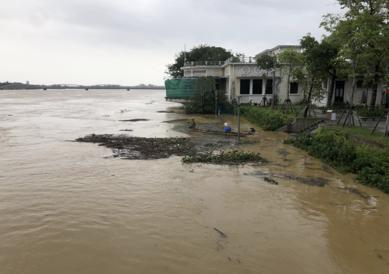 Mưa lũ gây nên tình trạng thiếu nước sạch nhiều ngày cho người dân, tiềm ẩn nguy cơ bệnh tật (Ảnh: Nguyễn Quân) Mưa lũ gây nên tình trạng thiếu nước sạch nhiều ngày cho người dân, tiềm ẩn nguy cơ bệnh tật (Ảnh: Nguyễn Quân)