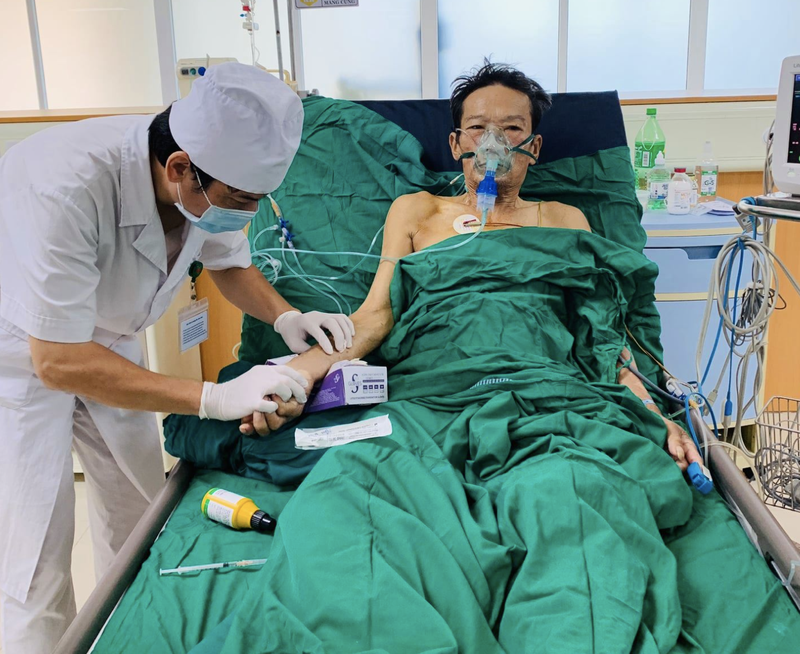 Bác sĩ khám bệnh cho ông N. sau phẫu thuật (Ảnh: Quỳnh Hương)