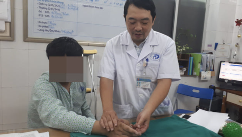 BS. Nguyễn Vũ Hoàng – Phó trưởng Khoa phẫu thuật tạo hình, Bệnh viện Đa khoa Xanh Pôn - đang kiểm tra lại tay cho bệnh nhân trước khi xuất viện (Ảnh: BVCC) BS. Nguyễn Vũ Hoàng – Phó trưởng Khoa phẫu thuật tạo hình, Bệnh viện Đa khoa Xanh Pôn - đang kiểm tra lại tay cho bệnh nhân trước khi xuất viện (Ảnh: BVCC)