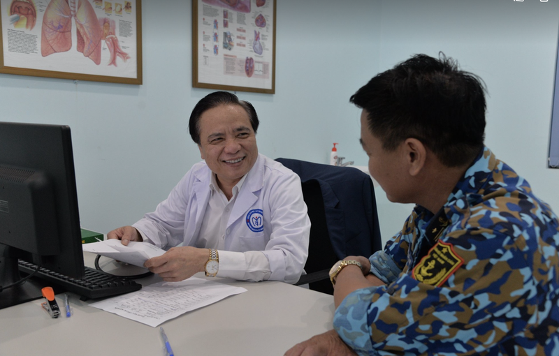 PGS.TS. Trần Ngọc Lương – Giám đốc Bệnh viện Nội tiết Trung ương - khám bệnh cho một chiến sĩ (Ảnh: BVCC)