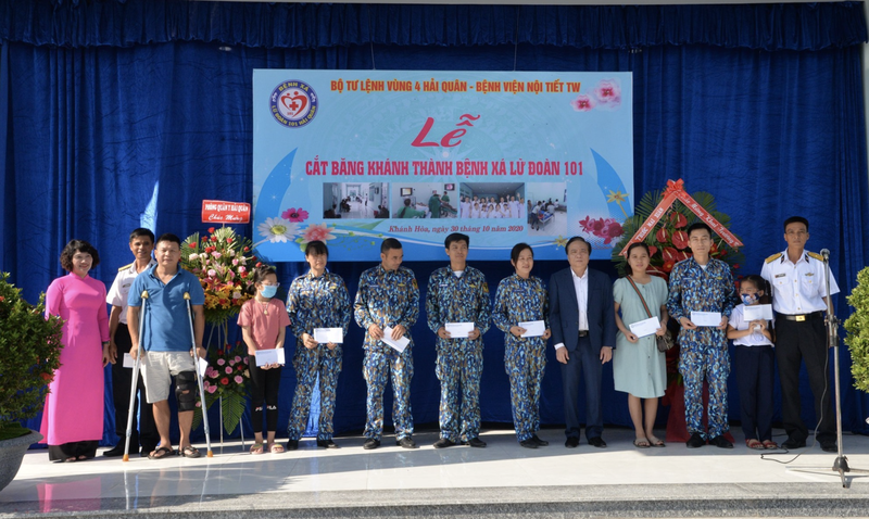 Bệnh viện Nội tiết Trung ương trao tặng và bàn giao công trình cho Bệnh xá Lữ 101 và trao 25 suất quà cho các gia đình chính sách và hộ nghèo trên địa bàn (Ảnh: BVCC)