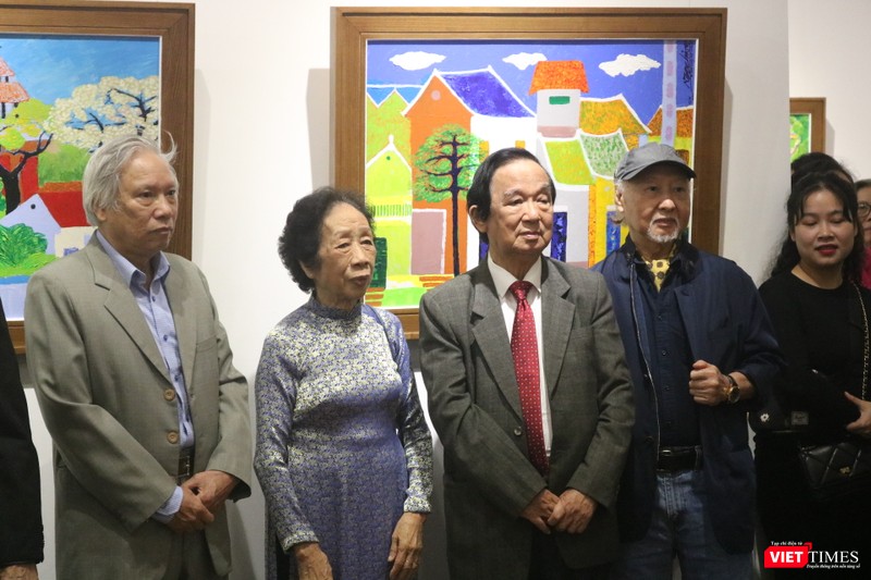 GS. Nguyễn Lân Dũng cùng gia đình, bạn bè tại triển lãm (Ảnh: Minh Thuý)