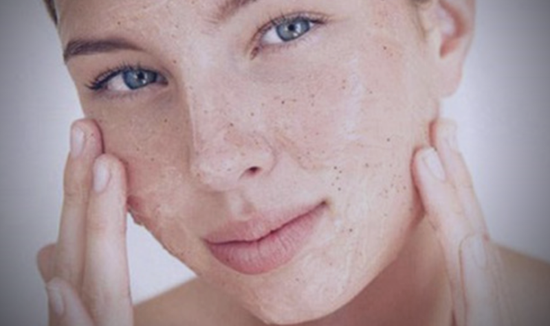 Chị em cần hết sức lưu ý khi tẩy da chết (Ảnh: BVCC) Chị em cần hết sức lưu ý khi tẩy da chết (Ảnh: BVCC)