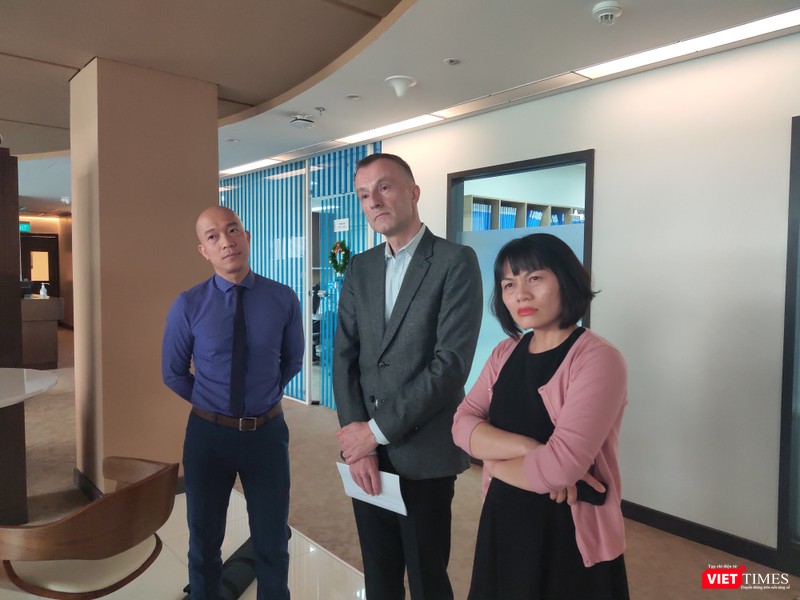 Ông Jozef Alfons Peeters - Tổng Giám đốc Bệnh viện Việt Pháp - trao đổi với báo chí (Ảnh: Minh Thuý)