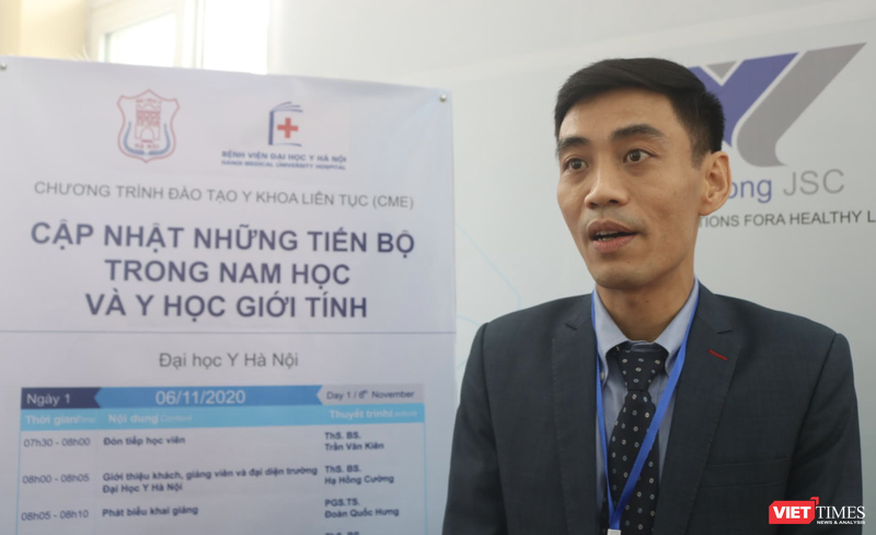 TS. Nguyễn Hoài Bắc – Trưởng Khoa Nam học và Y học giới tính, Bệnh viện Đại học Y Hà Nội (Ảnh: Minh Thuý) 