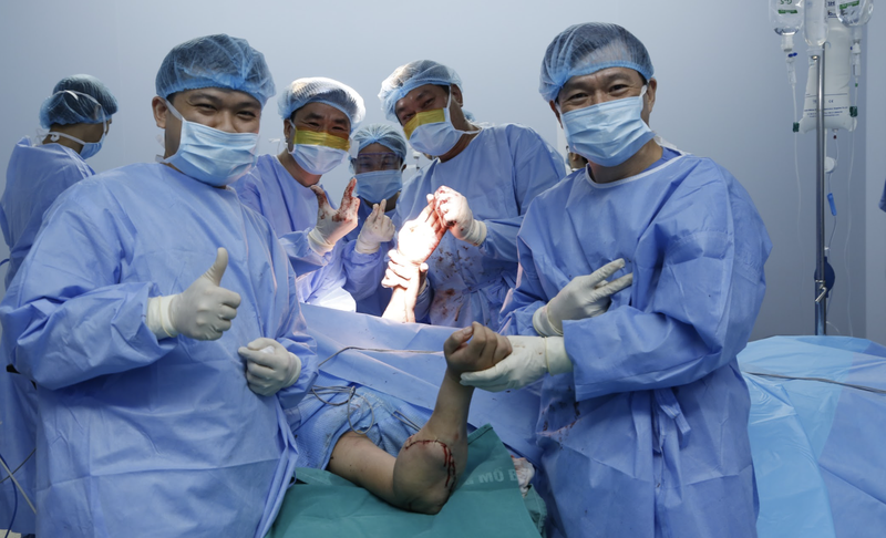 Các bác sĩ ghép thành công 2 cẳng tay cho thanh niên 18 tuổi (Ảnh: BVCC) Các bác sĩ ghép thành công 2 cẳng tay cho thanh niên 18 tuổi (Ảnh: BVCC)