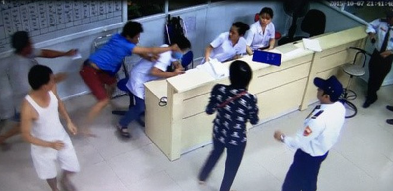 Vấn đề bạo lực trong các cơ sở y tế vẫn là nỗi lo thường trực của cán bộ y tế (Ảnh: Anh Lê) Vấn đề bạo lực trong các cơ sở y tế vẫn là nỗi lo thường trực của cán bộ y tế (Ảnh: Anh Lê)