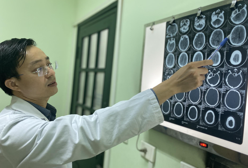 TS. BS. Bùi Huy Mạnh xem phim chụp cho bệnh nhân (Ảnh: BVCC)