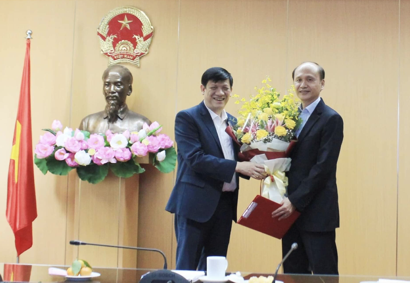 Bộ trưởng Bộ Y tế trao quyết định thành lập Hội đồng tư vấn, cấp phép lưu hành trang thiết bị y tế cho GS.TS. Lê Quang Cường (Ảnh: Vũ Mạnh Cường) Bộ trưởng Bộ Y tế trao quyết định thành lập Hội đồng tư vấn, cấp phép lưu hành trang thiết bị y tế cho GS.TS. Lê Quang Cường (Ảnh: Vũ Mạnh Cường)