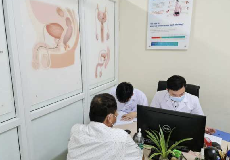 Bệnh nhân đến khám tại Khoa Nam học và Y học giới tính, BV Đại học Y Hà Nội (Ảnh: BVCC)