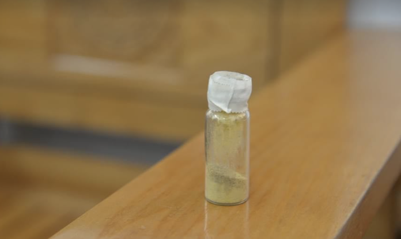 Lọ thuốc bột không rõ nguồn gốc của thầy lang vườn (Ảnh: BVCC)