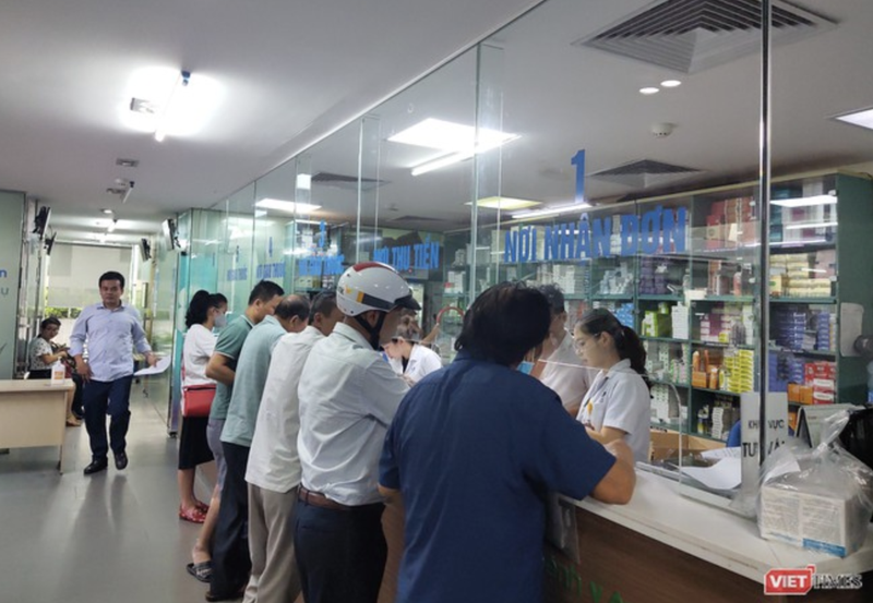 Bệnh nhân chờ lấy thuốc ở bệnh viện (Ảnh: Minh Thuý)