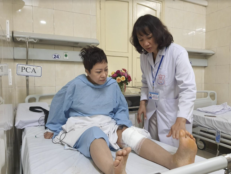 PGS.TS. Nguyễn Thị Kim Liên - Quyền Trưởng Khoa Phục hồi chức năng, Bệnh viện Hữu nghị Việt Đức - hướng dẫn bệnh nhân tập phục hồi chức năng (Ảnh: BVCC) PGS.TS. Nguyễn Thị Kim Liên - Quyền Trưởng Khoa Phục hồi chức năng, Bệnh viện Hữu nghị Việt Đức - hướng dẫn bệnh nhân tập phục hồi chức năng (Ảnh: BVCC)