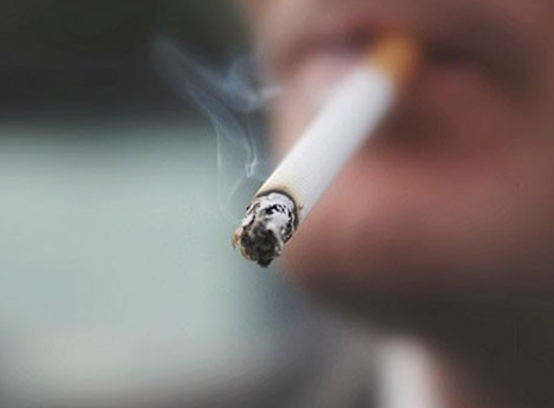 Hút thuốc lá (Ảnh: Boldsky)