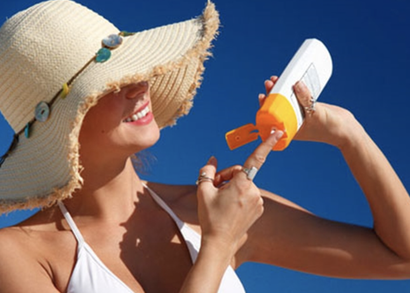 Bôi kem chống nắng (Ảnh minh hoạ)