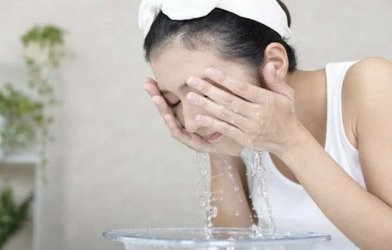 Dùng sữa rửa mặt không phù hợp với loại da sẽ khiến da bị khô căng, kích ứng sau khi rửa mặt (Ảnh: Boldsky)