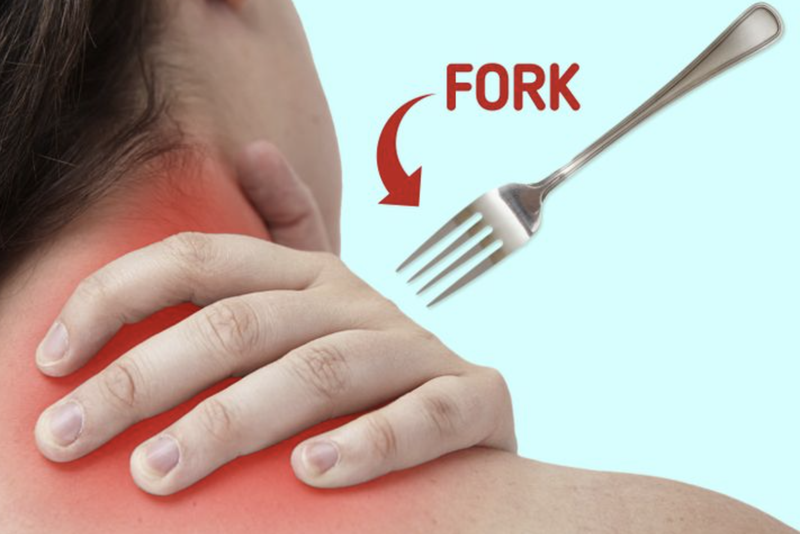 Giảm đau cổ nhờ kích thích lưỡi bằng nĩa (Ảnh: Brightside) Giảm đau cổ nhờ kích thích lưỡi bằng nĩa (Ảnh: Brightside)