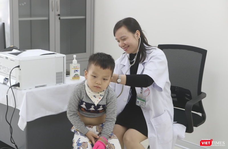 Bác sĩ khám bệnh cho trẻ (Ảnh: Minh Thuý)