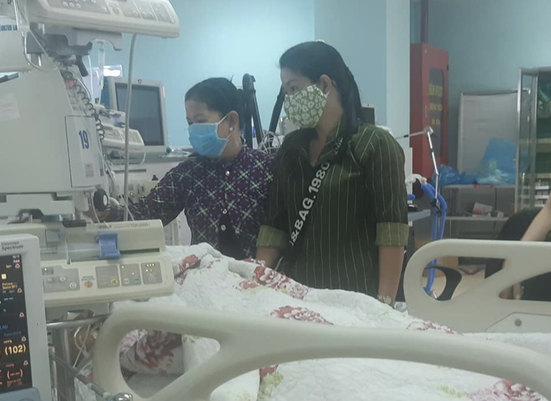 Mẹ và chị gái gặp mặt anh Q. lần cuối (Ảnh: TTĐP Ghép tạng Quốc gia) Mẹ và chị gái gặp mặt anh Q. lần cuối (Ảnh: TTĐP Ghép tạng Quốc gia)