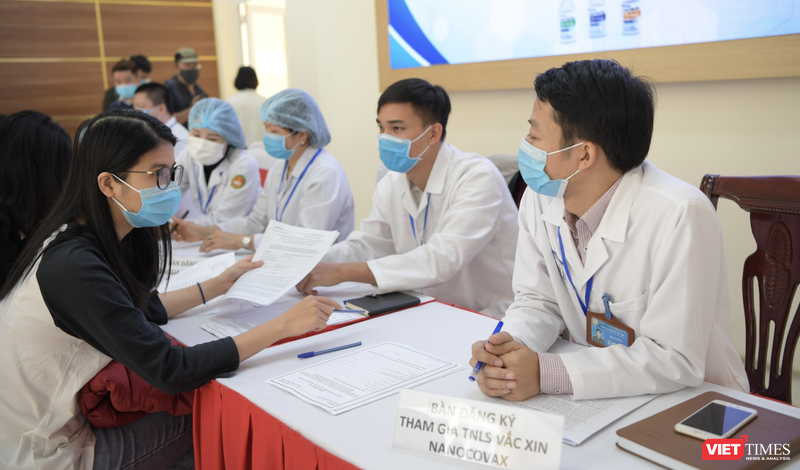 Tình nguyện viên đăng ký tiêm thử nghiệm vaccine phòng COVID-19 (Ảnh: Minh Thuý) 