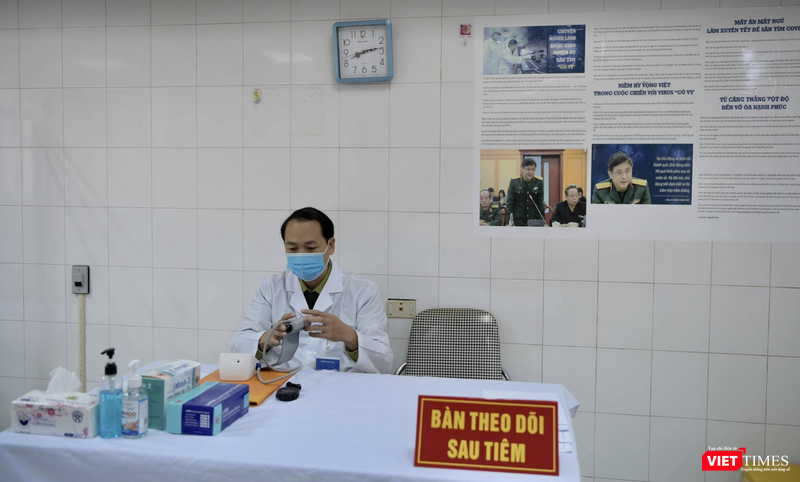 Bàn theo dõi sau tiêm (Ảnh: Minh Thuý) Bàn theo dõi sau tiêm (Ảnh: Minh Thuý)