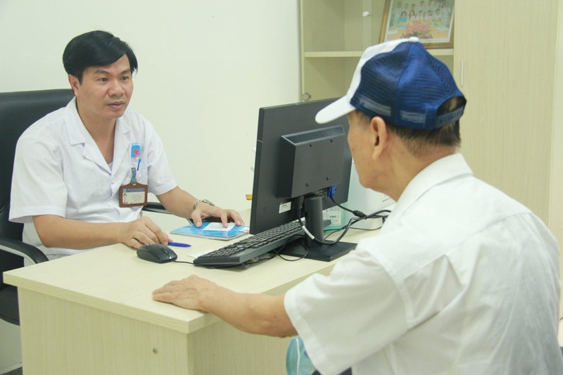 Bác sĩ tư vấn cho bệnh nhân (Ảnh: BVCC) Bác sĩ tư vấn cho bệnh nhân (Ảnh: BVCC)