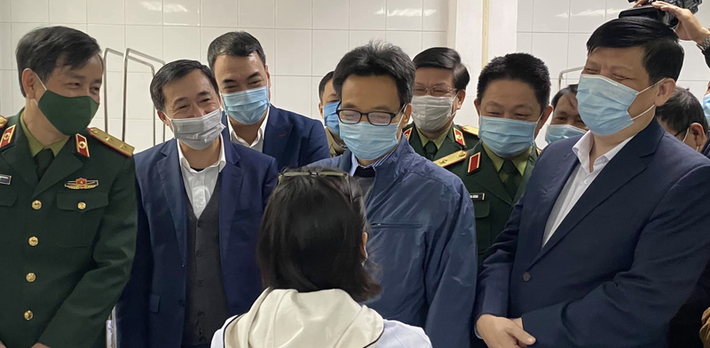 Phó Thủ tướng Vũ Đức Đam trực tiếp động viên, thăm hỏi sức khoẻ của tình nguyện viên sau tiêm vaccine phòng COVID-19 (Ảnh: Mạnh Cường)