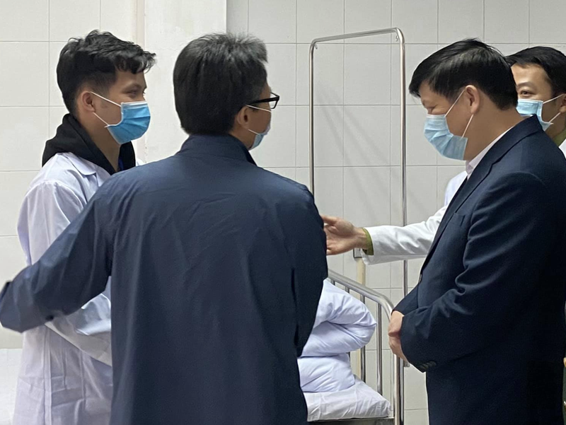 Phó Thủ tướng Vũ Đức Đam cùng Bộ trưởng Bộ Y tế Nguyễn Thanh Long thăm hỏi, động viên tình nguyện viên (Ảnh: Mạnh Cường)